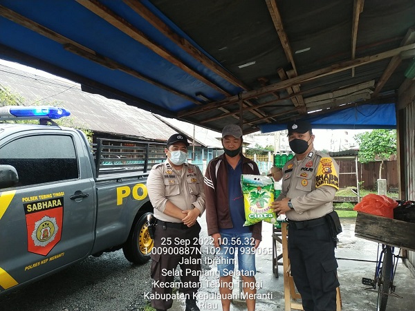 Polsek Tebingtinggi Bagikan 5 Karung Beras Untuk Warga Kurang Mampu